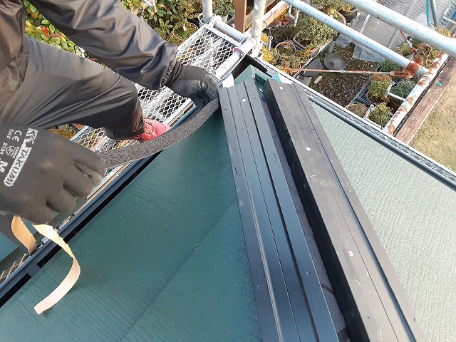 シーラースポンジ貼付